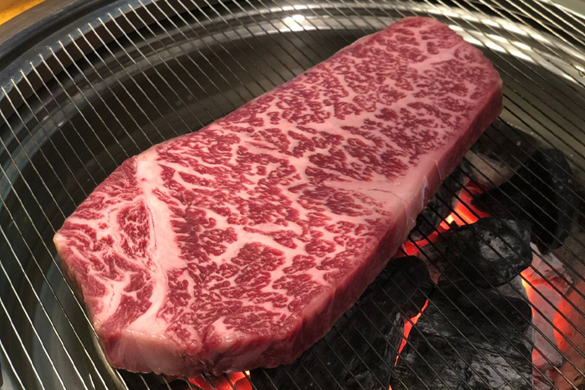 餐廳內部韓牛展示櫃和食客用餐