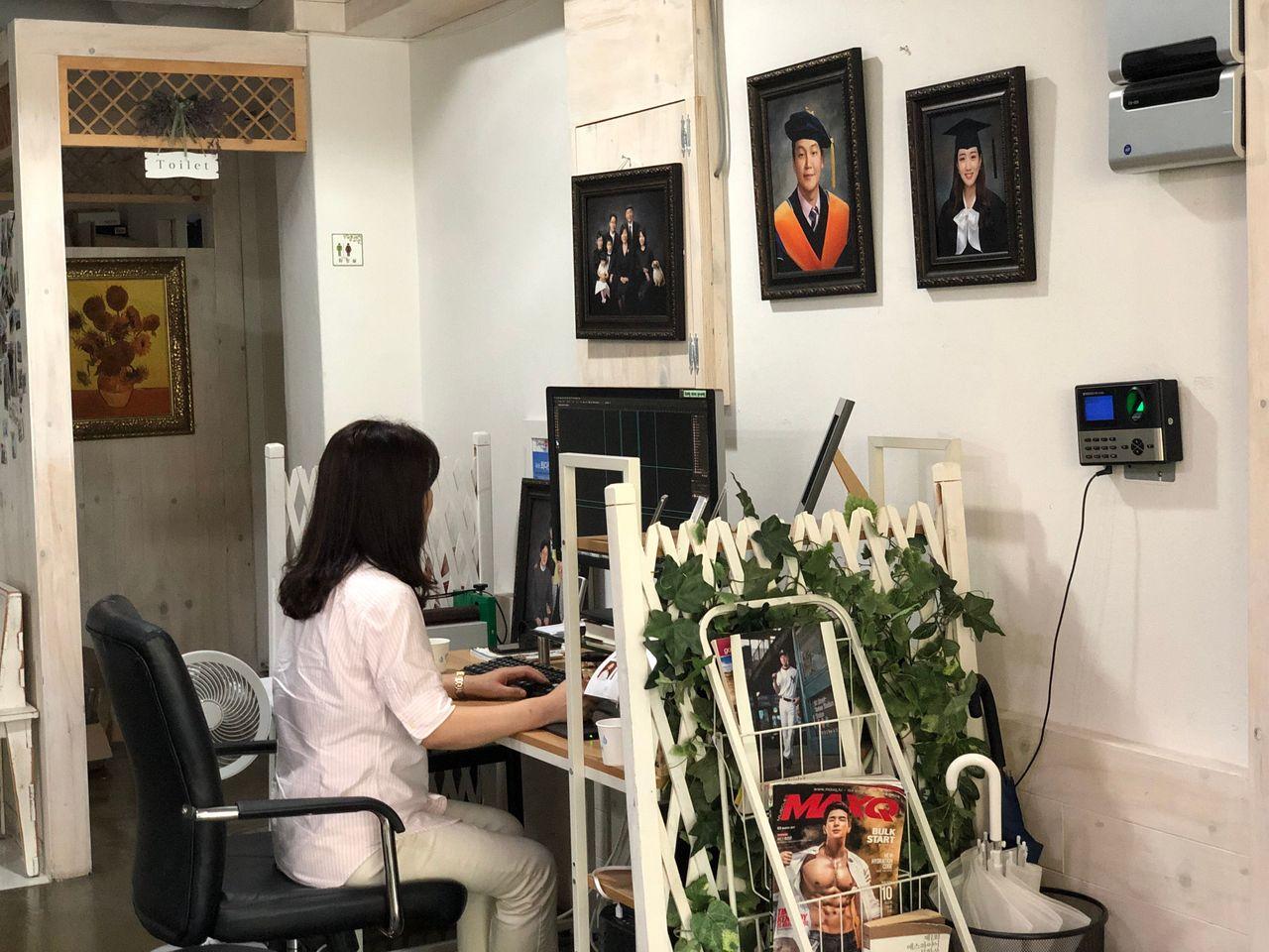 Hongdae ID Photo - Woori Dongnae Photo Studio (우리동네사진관 홍대점)