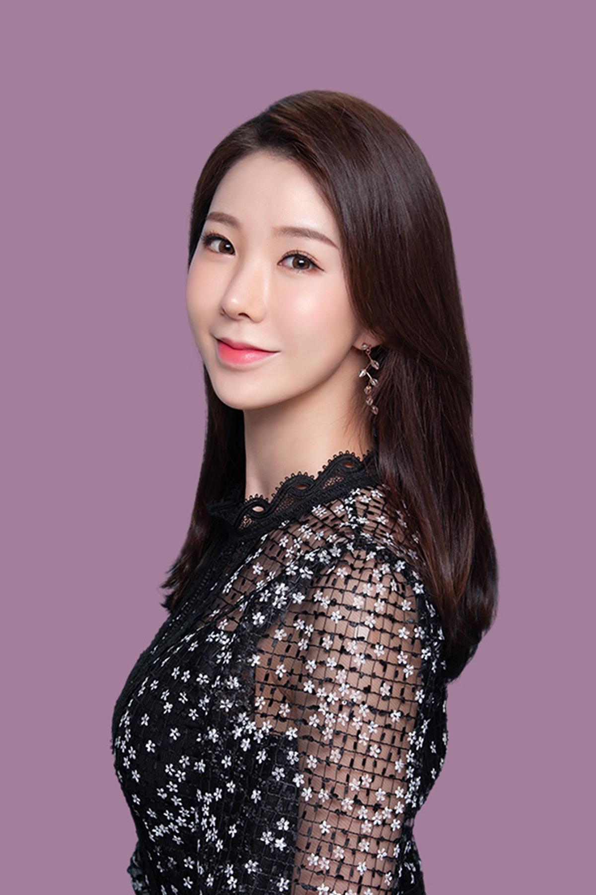 韓国の写真館で撮影された女性、黒いレースのトップス、紫の背景