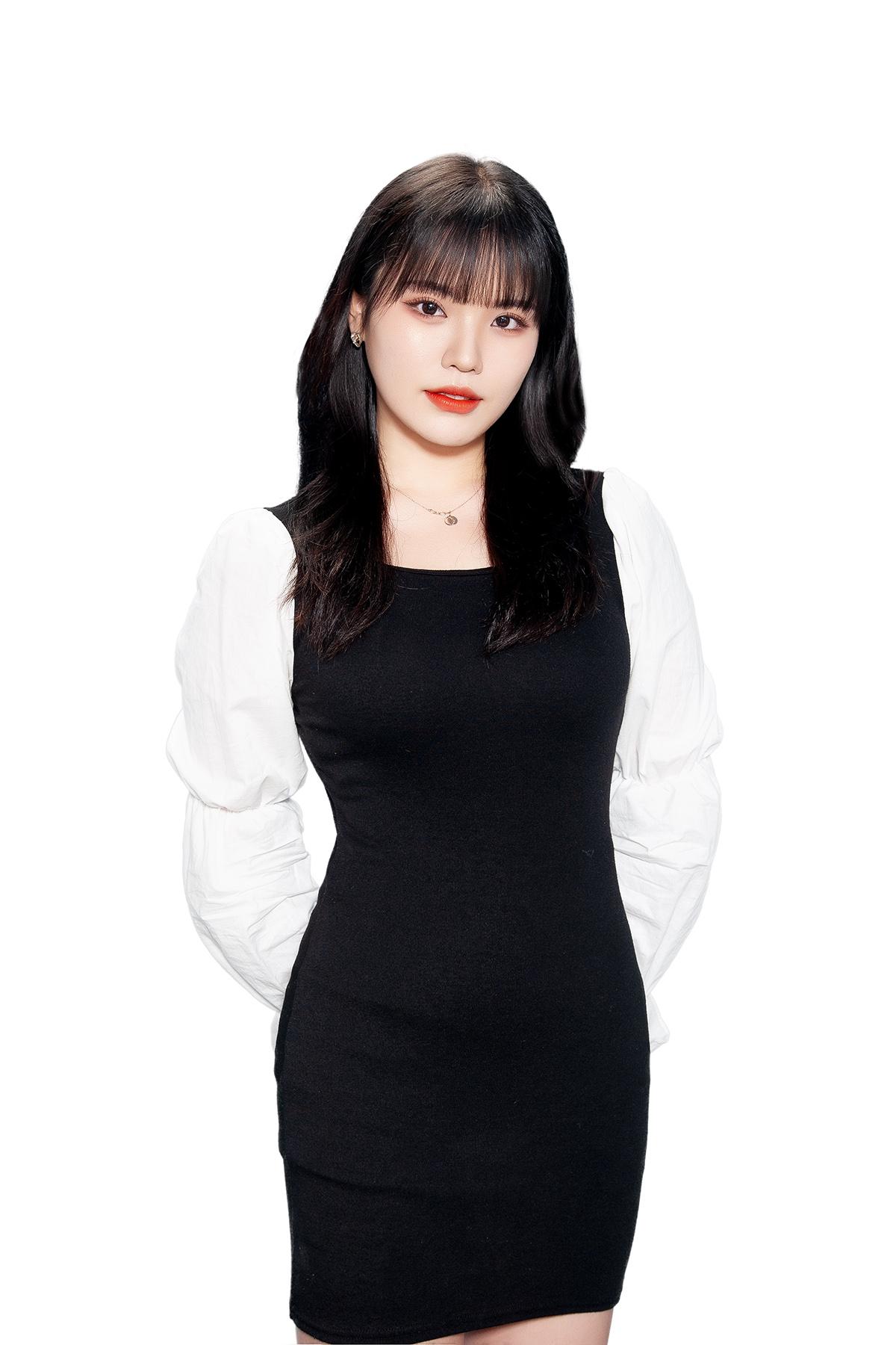 韓国のフォトスタジオで撮影された女性、黒と白のモノトーンドレス