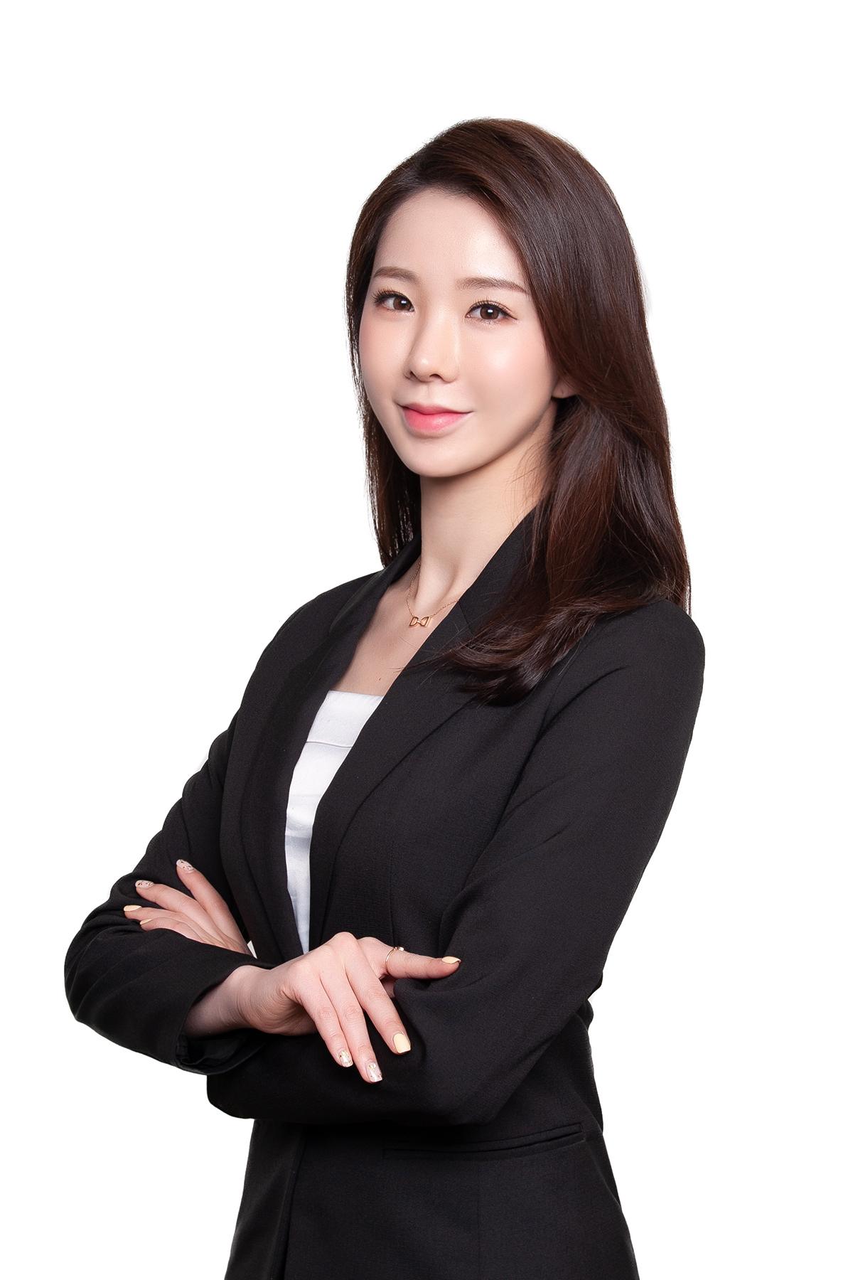 プロフェッショナルな韓国の写真館で撮影された女性、黒のスーツジャケット