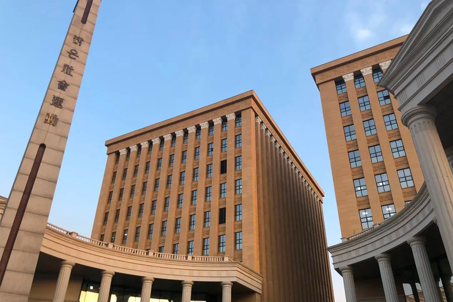 象徵慶熙大學壯麗的哥德式建築群及周圍春景