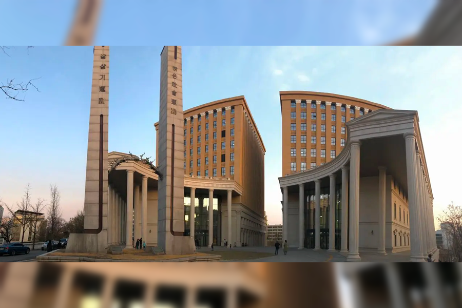 日落時分慶熙大學陽光溫煦的建築，融入安靜的校園午後