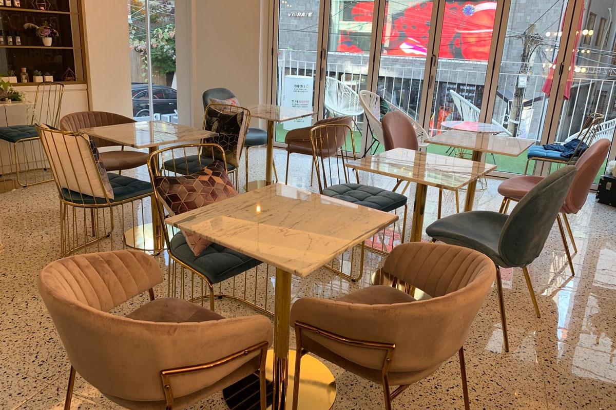 Sinsa & Apgujeong Cafe Guide: Cafe Zelda interior