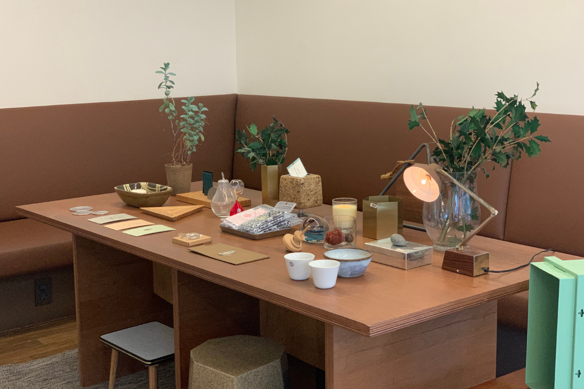 Sinsa & Apgujeong Cafe Guide: souvenir table