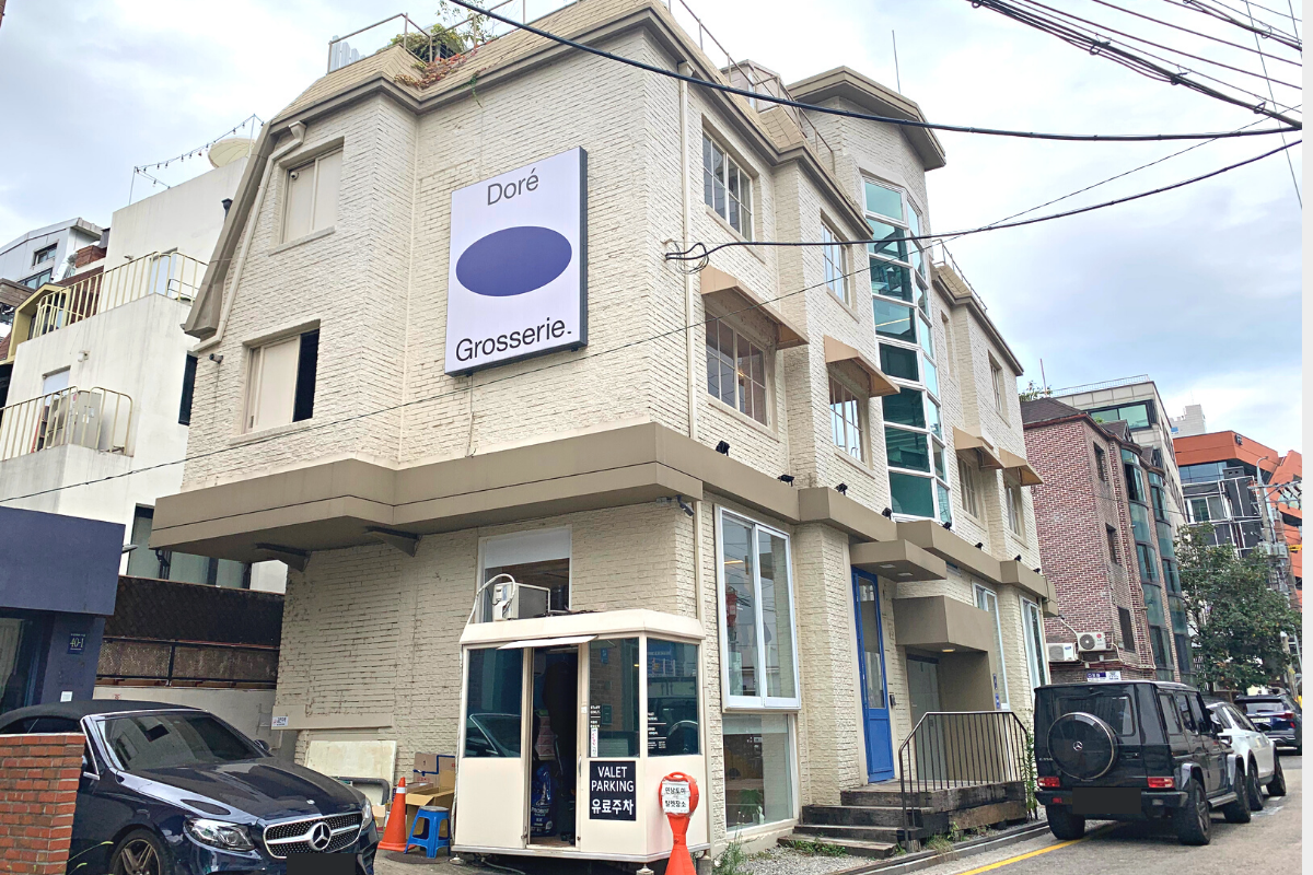 Sinsa & Apgujeong Cafe Guide: building exterior