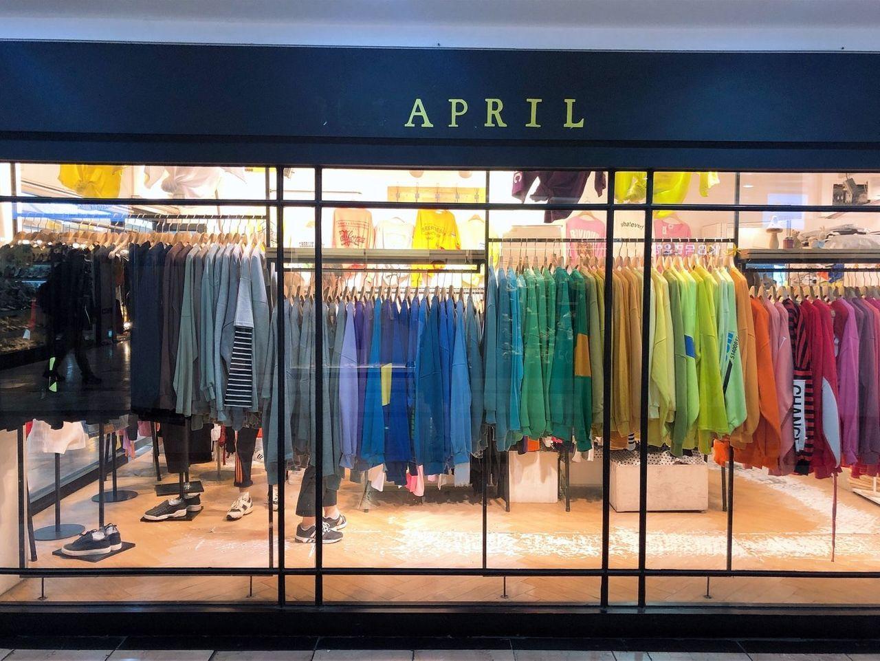 釜山南浦洞区的一家时尚服装店，展示各种颜色和款式的外套和衣物。