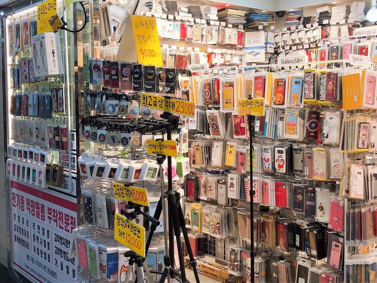 釜山市场中陈列的各种手机壳和配件，琳琅满目且价格透明。
