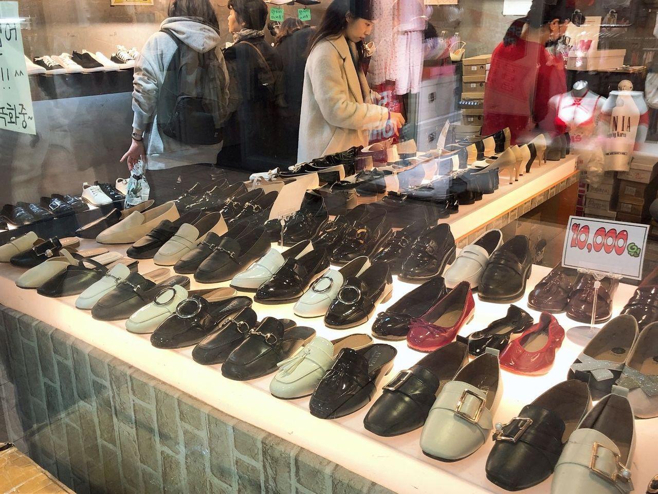 釜山地下街鞋店橱窗展示各种款式的女性平底鞋。