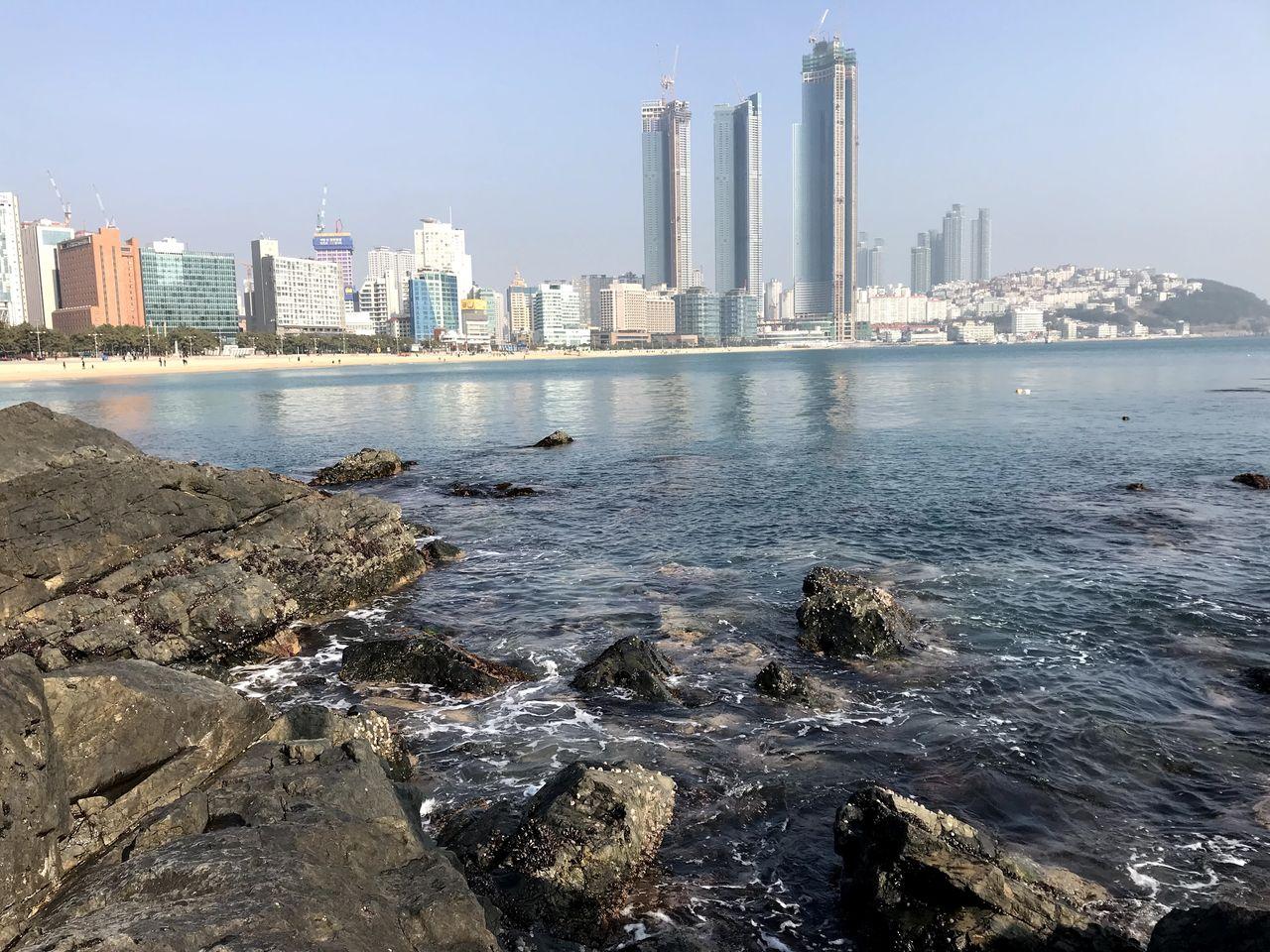 釜山光化门附近的城市景观，海洋和现代建筑共同构成美丽风景。