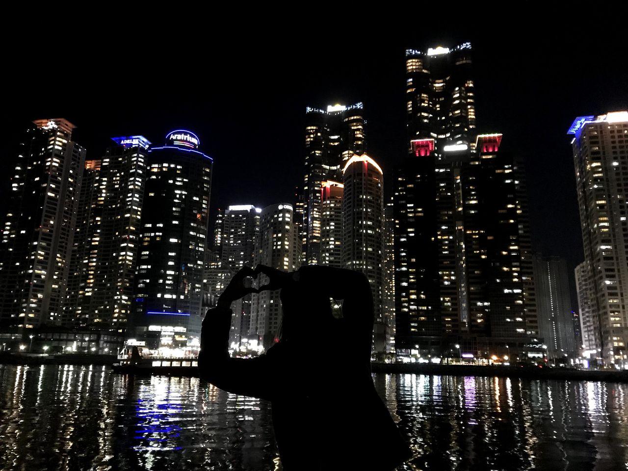 夜晚的釜山城市天际线，灯火通明，倒影于水中，流落城市的浪漫。