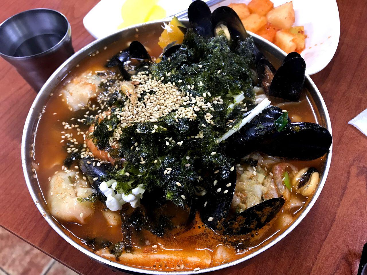 釜山充满海鲜和蔬菜的韩式汤锅，配以各种小菜，热气腾腾。