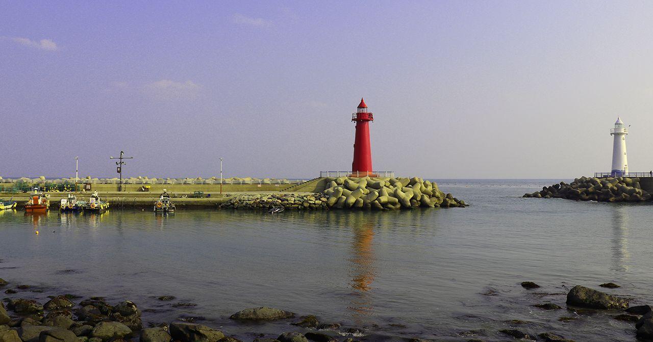 青沙浦的标志性红色灯塔和白色灯塔，风景宜人，安静祥和。