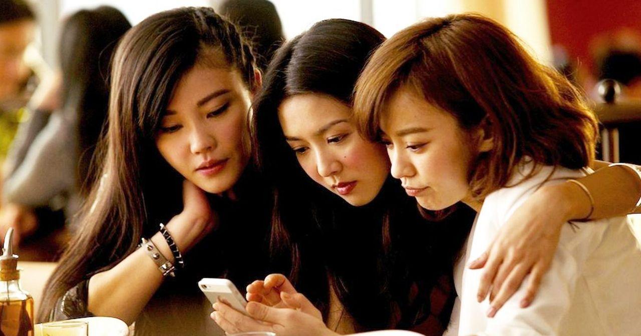 釜山咖啡馆里交流的友人，沉浸在彼此的谈话中，气氛轻松愉快。