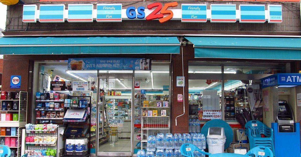 韓國便利商店內部，展示多樣化的商品，包括飲料和零食，是每位旅客的必訪之地。