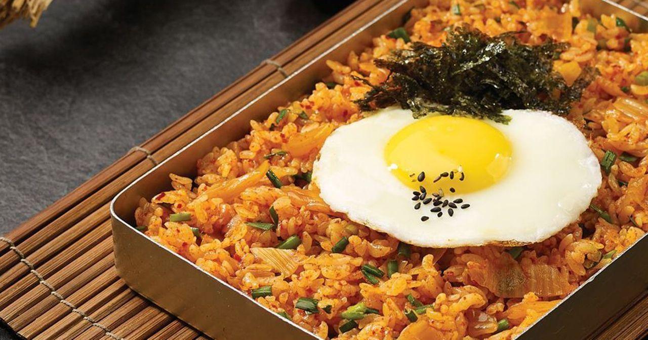 韓國家常菜，金針菇炒飯搭配太陽蛋，韓式餐食呈現。