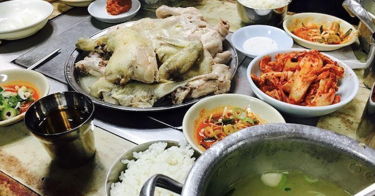 韓國美食，辛辣雞蒸雞，佐以各式韓國小菜，完整韓式餐桌。