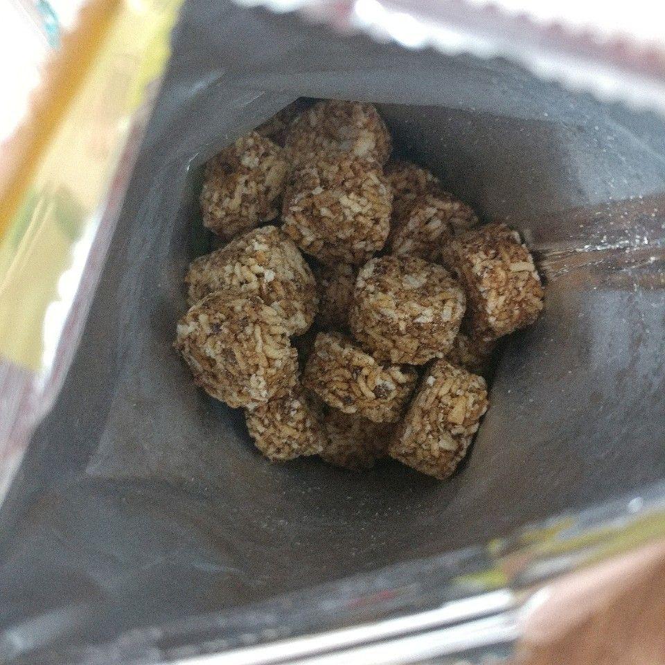 打開包裝後的炸醬口味科學麵餅乾，內部特寫。