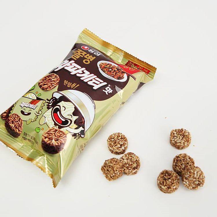 韓國炸醬口味科學麵包裝及小圓球狀科學麵餅乾展示。