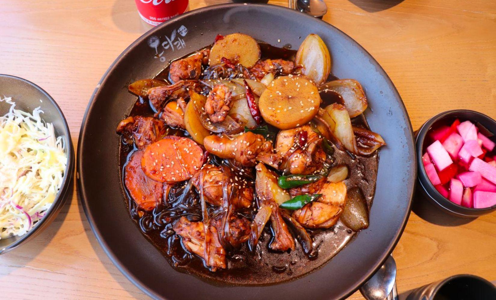 Ongdarae Jjimdak: Thưởng thức gà om cay ngọt siêu ngon ở Hongdae, Hàn Quốc