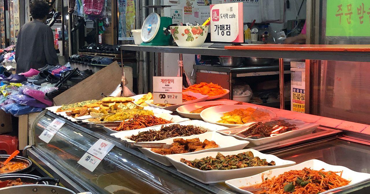 通仁市場探訪記：通仁市場內的韓式傳統小吃攤位，陳列著多種色香味俱全的小菜及食材，吸引食客駐足。