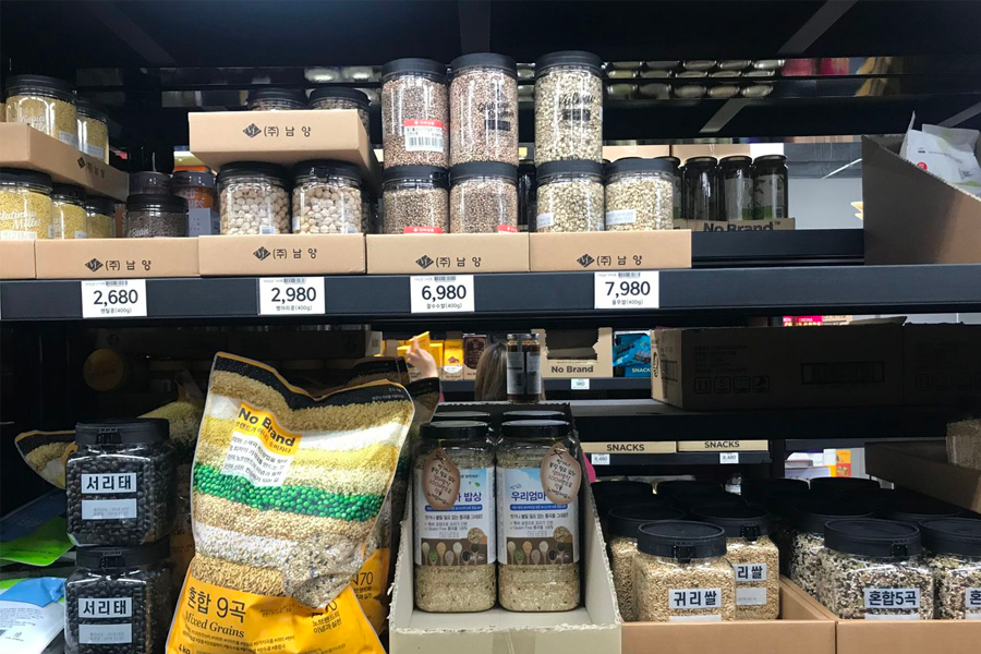 No Brand 特色的獨家調味料產品,為韓國料理愛好者提供獨特選擇,位於新村的 No Brand 商店。