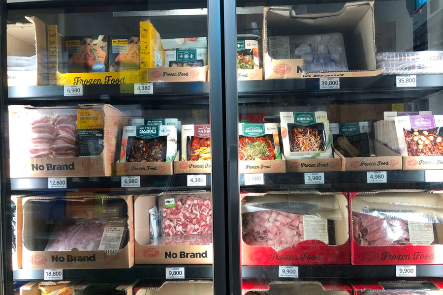 新村 No Brand 商店內肉類商品和微波食品,成為旅韓家庭自煮料理的好幫手,提供多樣選擇。
