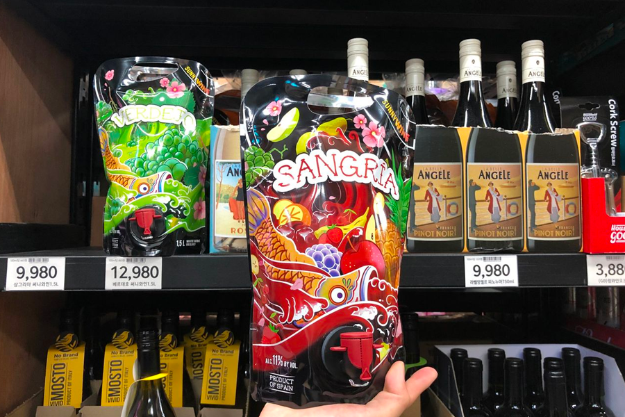 No Brand 商店內琳琅滿目的進口及自有品牌商品,提供客戶多樣化綜合購物體驗,新村必遊的地點。
