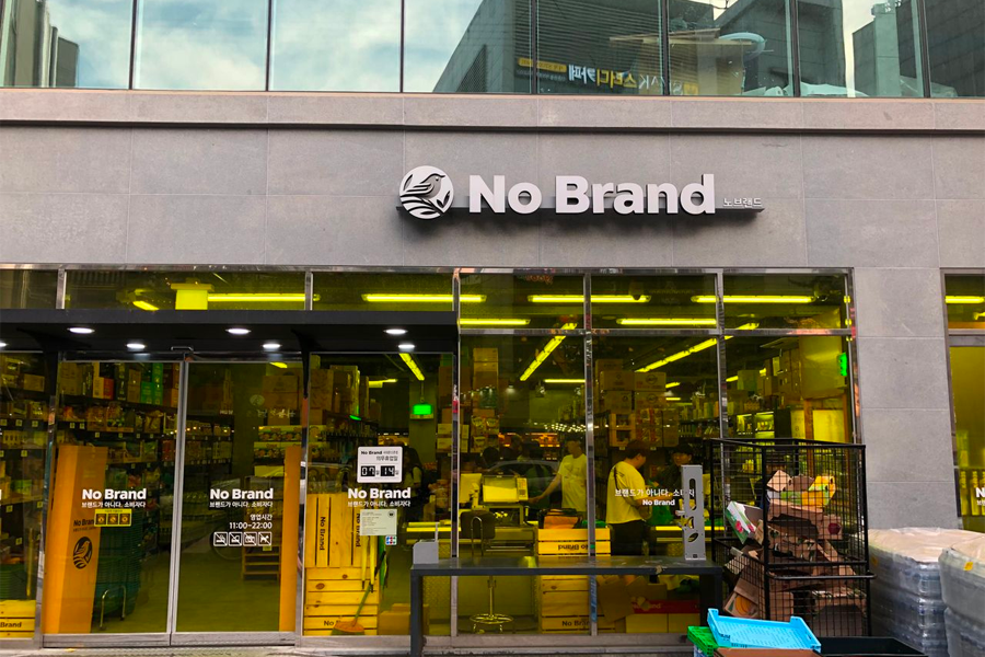 新村 No Brand 大型商店的外觀,在韓國首爾新村受歡迎的購物地點,為遊客和當地居民提供多樣商品。