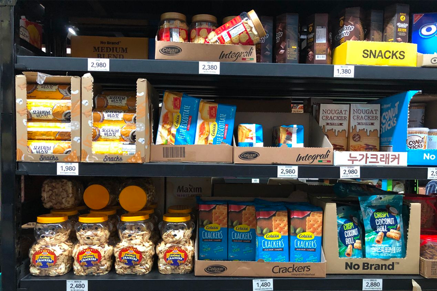 No Brand 零食貨架擠滿各類品種的糖果,提供韓國顧客與遊客愛不釋手的多樣選擇,新村購物必逛地點。