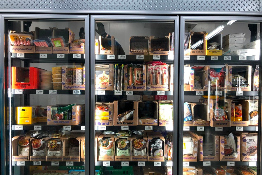 No Brand 美妝系列產品,價格實惠且高性價比,展示於韓國新村的 No Brand 連鎖店。