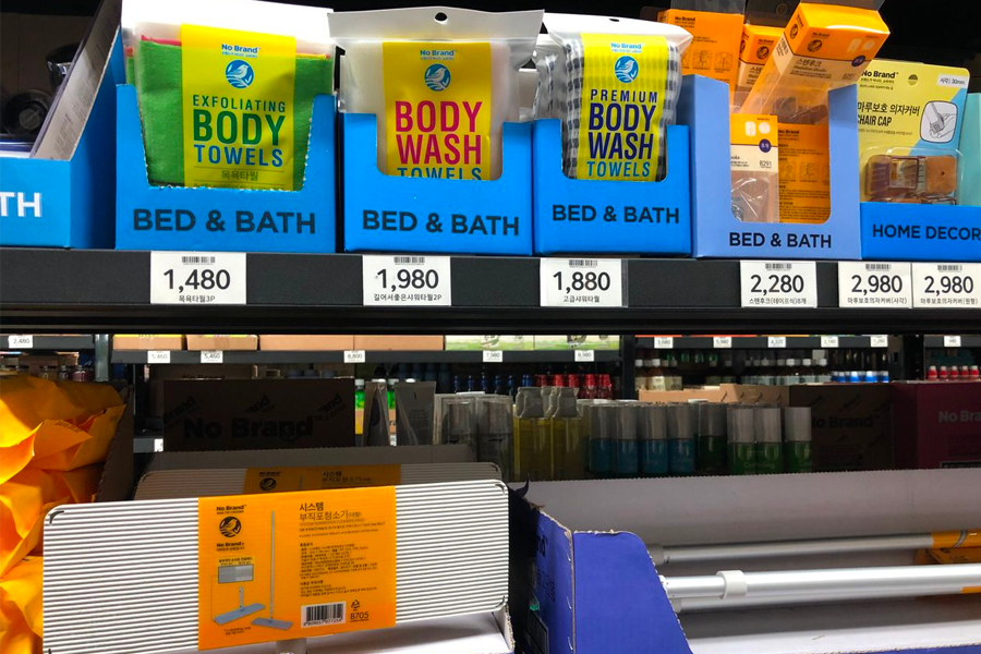 No Brand 鋪貨中整理的貨架,展示各種便宜實惠的商品,位於韓國新村的 No Brand 商店內。
