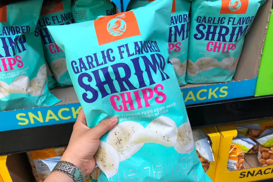No Brand 店內的零食貨架,色彩鮮豔的包裝吸引著顧客的目光,韓國購物愛好者必訪之地。