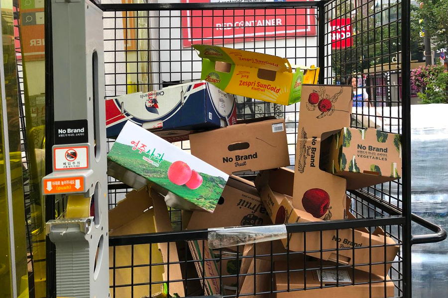 No Brand 商店門口堆滿的紙箱,方便顧客自助裝箱的環保服務,為新村購物旅程提供便捷選擇。