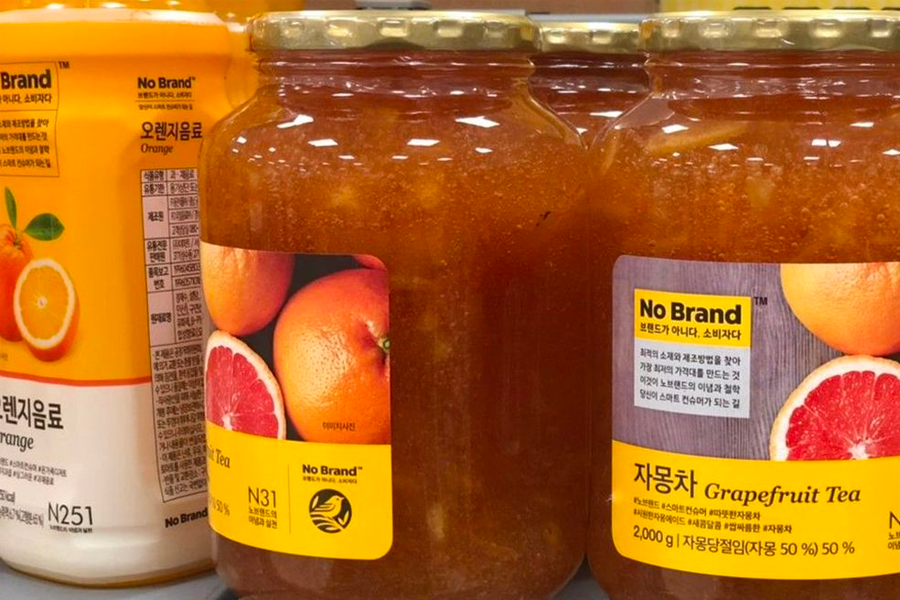 新村 No Brand 商店內的貨架,上面陳列著不同種類的零食袋裝產品,韓國旅遊中必訪的購物地點之一。