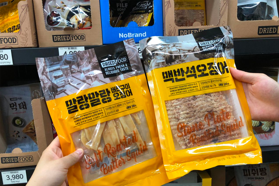 新村 No Brand 市場內,小編展示 No Brand 的高性價比小甜點系列,吸引眾多旅韓的消費者購買。