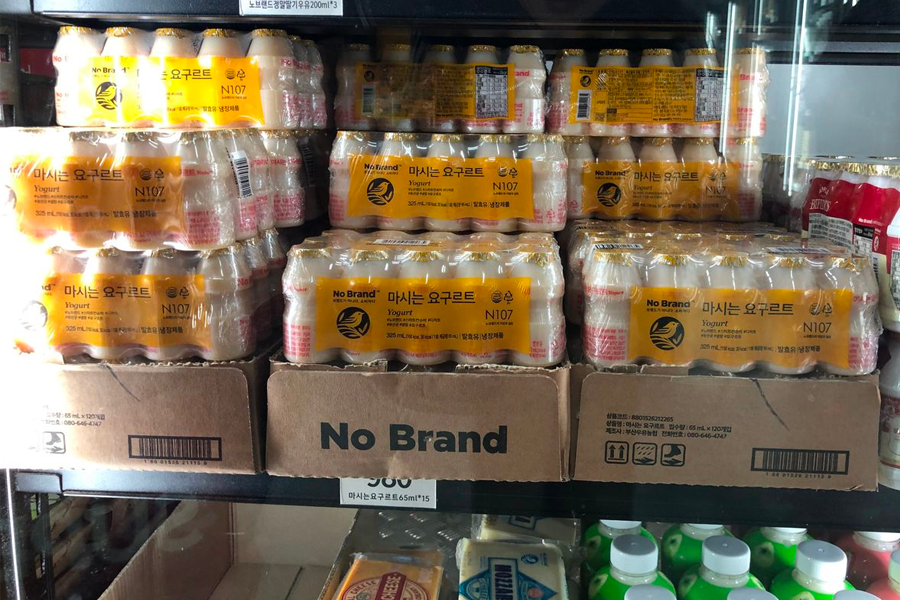 No Brand 冷凍食品冰櫃,提供多樣冷凍餐食選擇,讓消費者在新村 No Brand 商店體驗便捷生活。