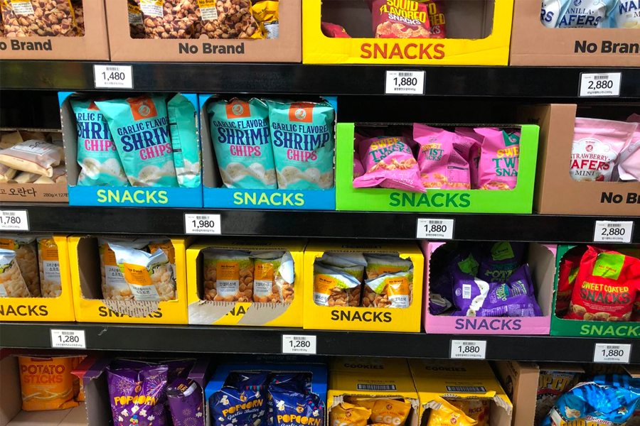 No Brand 商店入口處的商品櫃,積滿琳琅滿目的商品,韓國新村旅遊的購物推薦地點。
