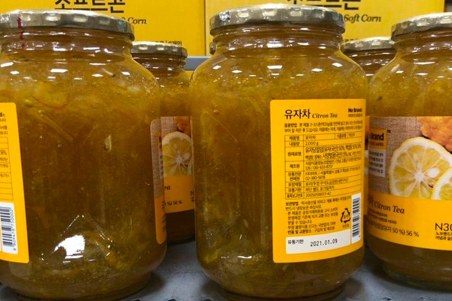 No Brand 商店內貨架上的餅乾零食,吸引著喜愛韓國零食的消費者,提供物美價廉的選擇。