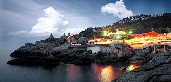 ภาพวัดแฮดงยงกุงซาตกแต่งด้วยแสงไฟในปูซานในช่วงกลางคืนเพิ่มความสวยงามอีกระดับหนึ่ง