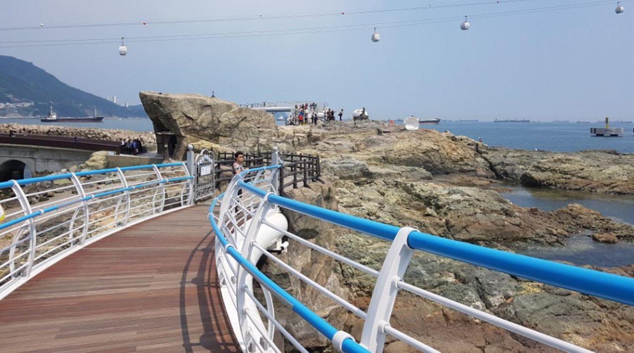 ภาพถ่ายจากซงโดสกายวอล์คในปูซาน สะพานแก้วที่สามารถเดินชมทิวทัศน์รอบชายฝั่งทะเลได้