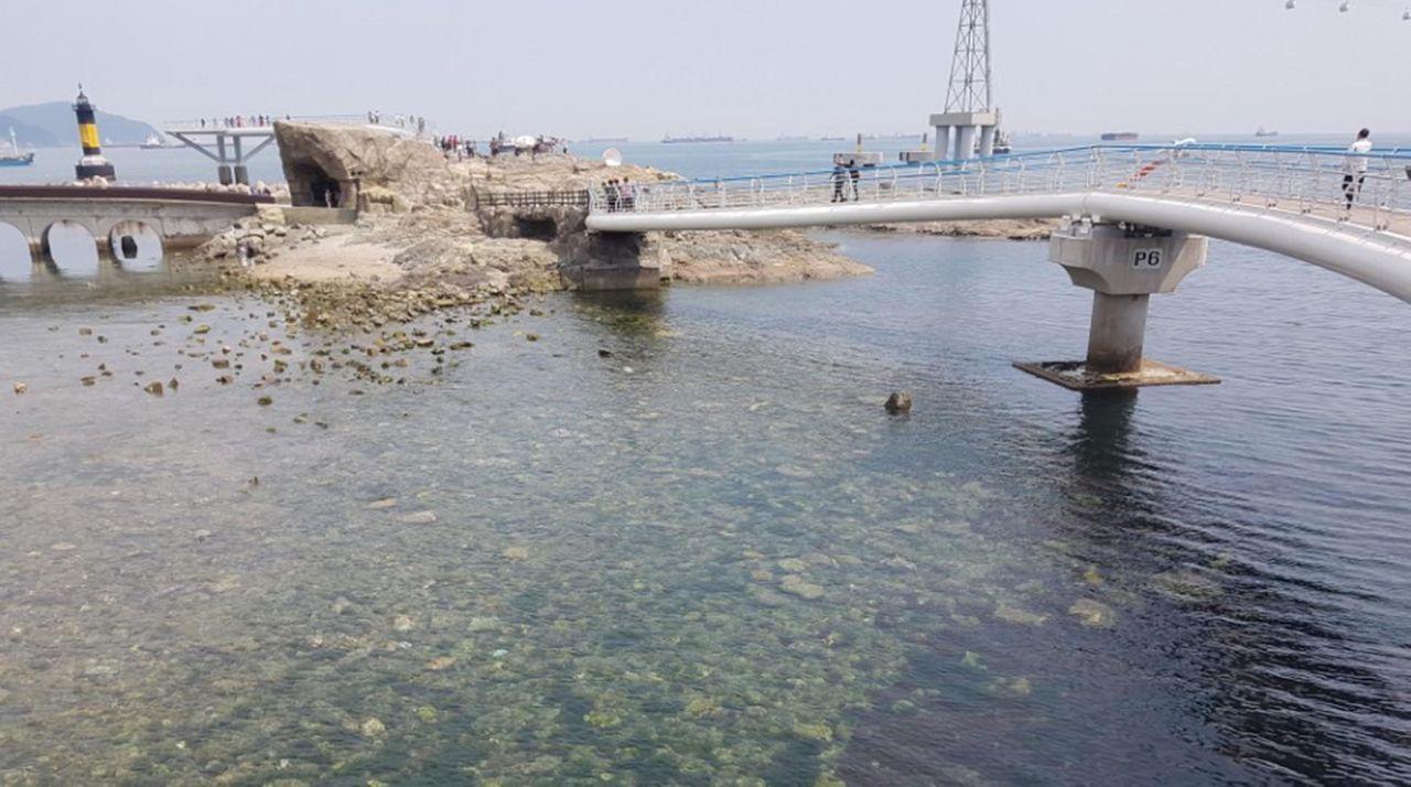 วิวทิวทัศน์จากซงโดสกายวอล์คในปูซาน มุมมองที่สดใสของน้ำทะเลและทิวทัศน์รอบ ๆ