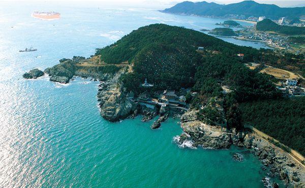 มุมมองอากาศของวัดแฮดงยงกุงซาในปูซาน แต่ละชั้นอาคารห้อมล้อมด้วยธรรมชาติและน้ำทะเล