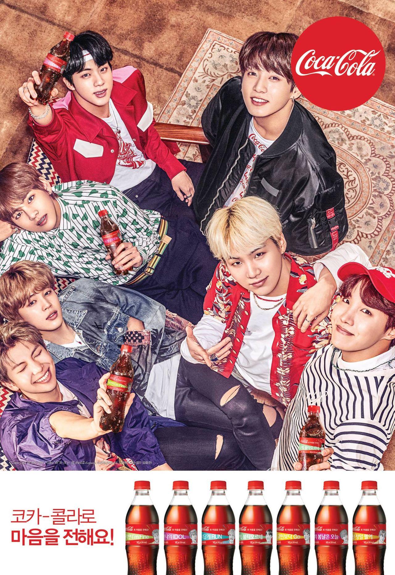 Coca-Cola与BTS的2019特别版可乐瓶展示，特色歌词和红色瓶身设计。