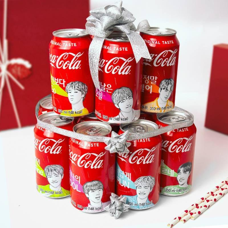 特别版BTS可口可乐罐装集合，配有银色礼带装饰，趣味礼品选择。