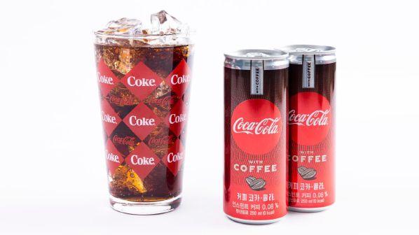 韩国可口可乐推出的咖啡可乐，展示玻璃杯中融合可乐与咖啡风味。