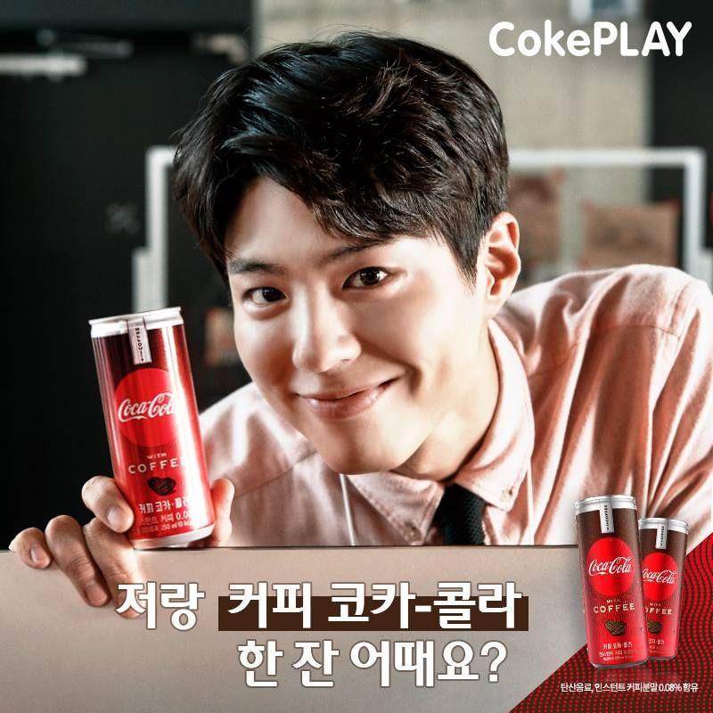 韩国咖啡可乐广告，朴宝剑展示咖啡可乐罐，推广时尚饮品。