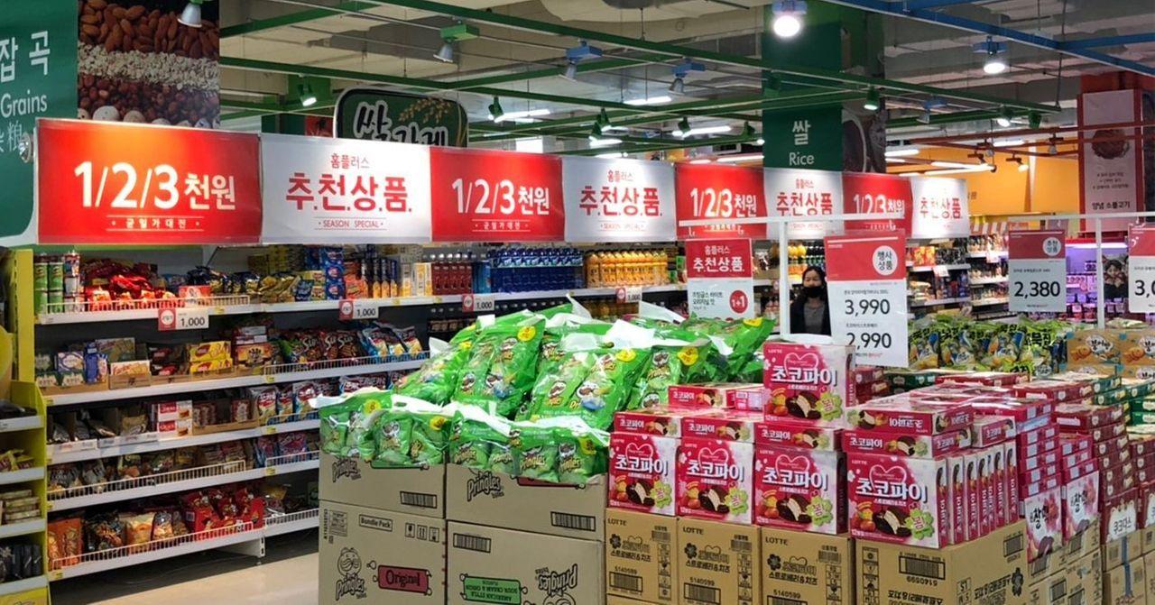 Homeplus超市内部，丰富多样的食品和商品展示在货架上。