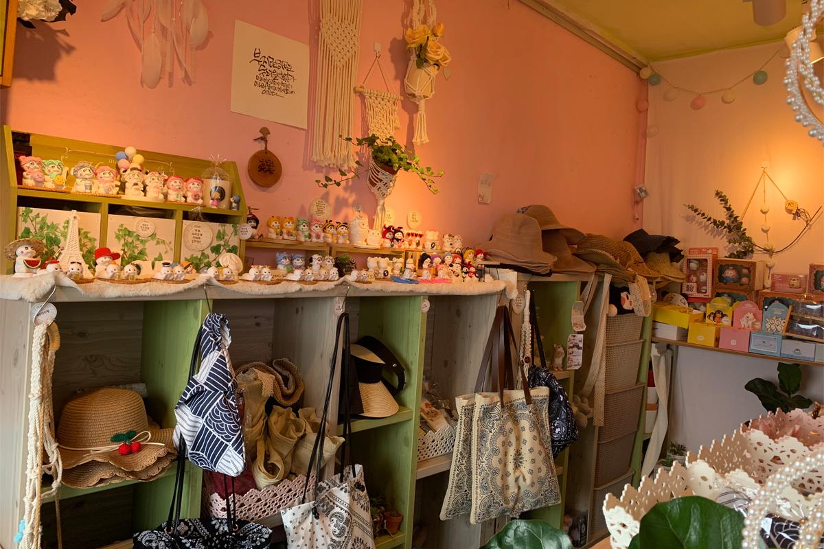 gift shop in Huinnyeoul Culture Village