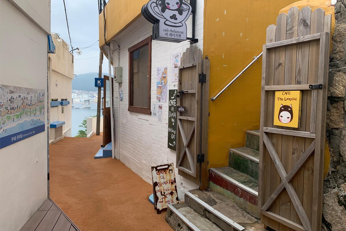 a cute alley in Huinnyeoul Culture Village